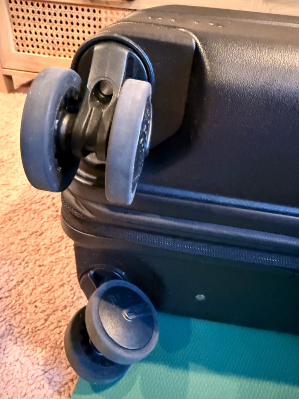 BEIS Black Hard-Shell Carry-On Spinner - Picture 7 of 15